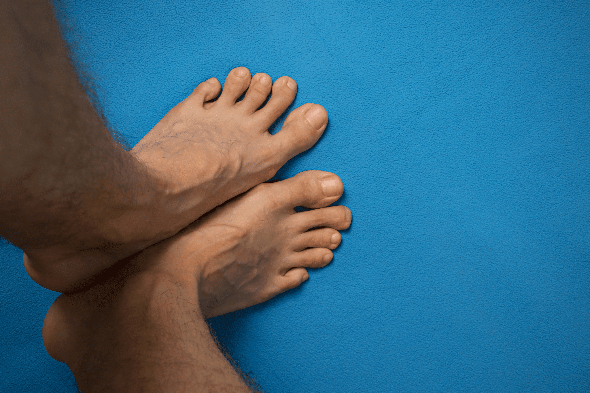 Guy with happertoes on a blue mat